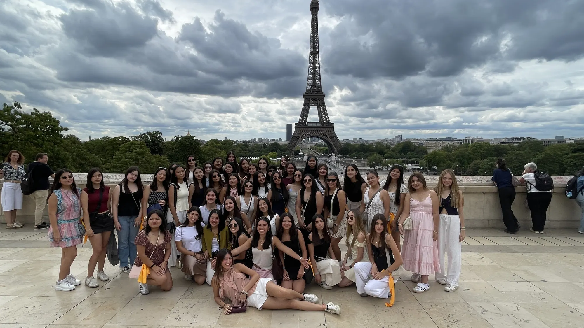 Grupo frente a la Torre Eiffel