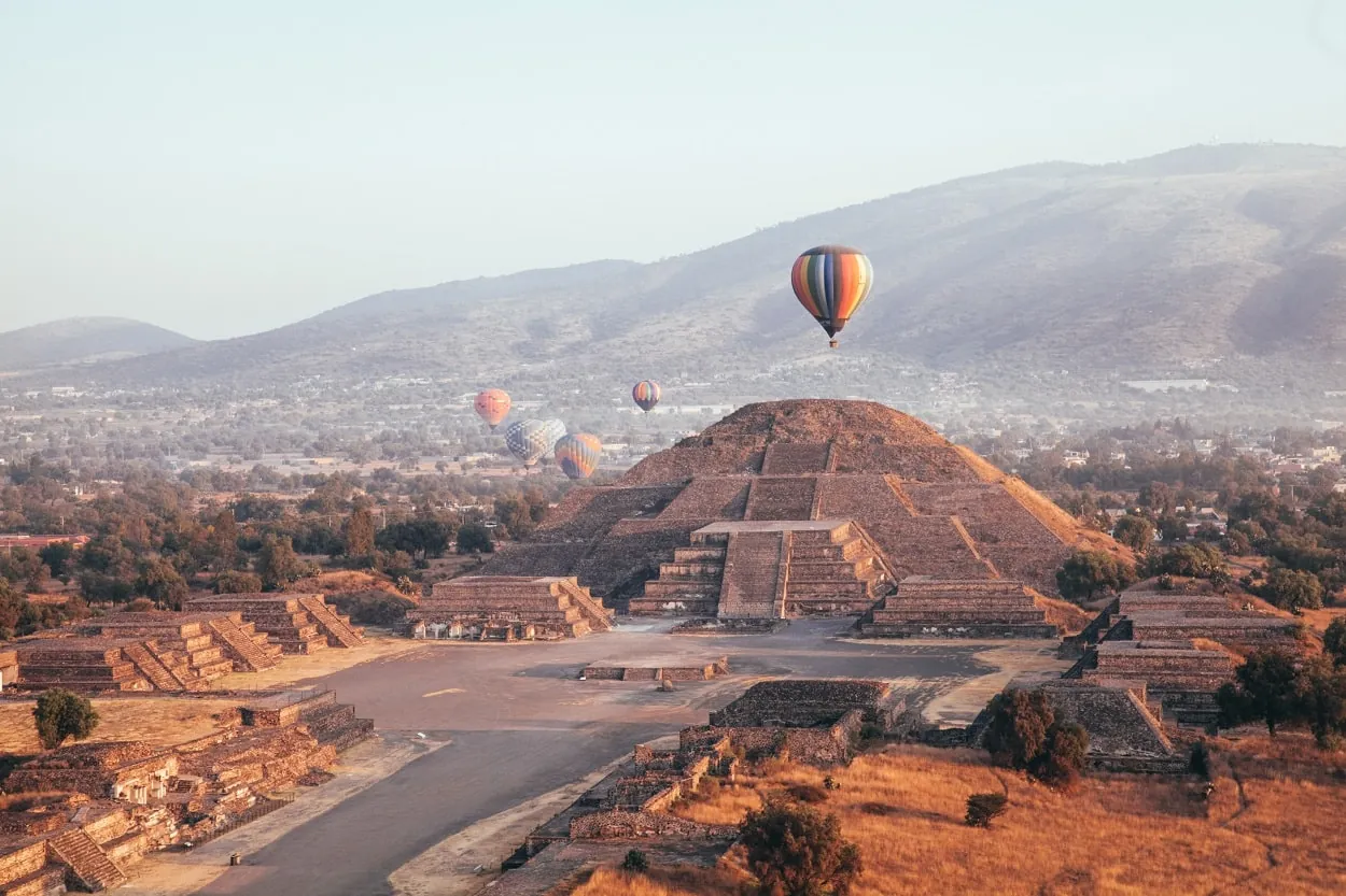 Globos aerostáticos sobre las pirámides de Teotihuacán