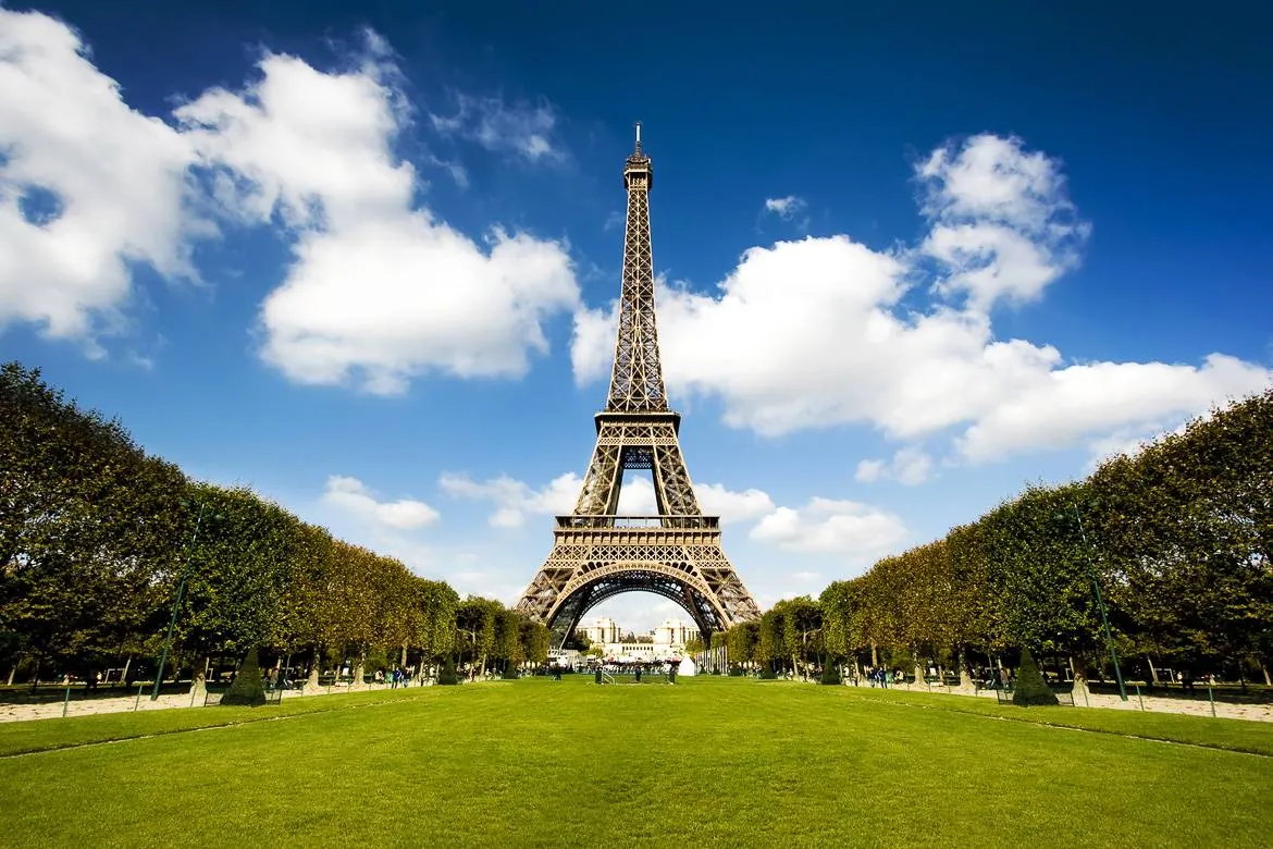 Torre Eiffel vista desde el Campo de Marte, París